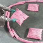 PIG PIL 306 DAĞITICI KUTUSUNDA HAZMAT EMİCİ YASTIK